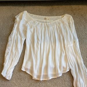 Women’s Hollister Long Sleeved Off-the-Shoulder Blouse